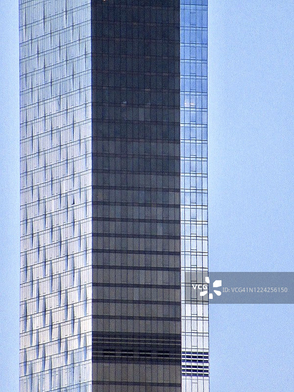 现代金属玻璃摩天大楼特写图片素材