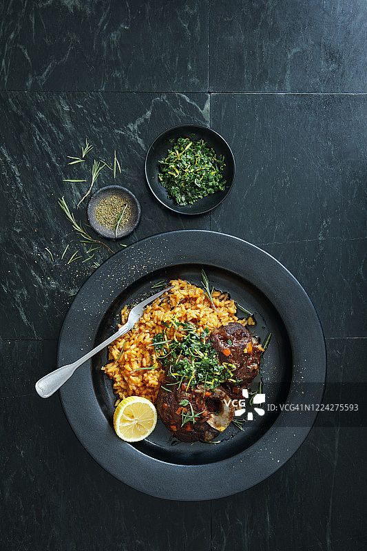 配奶油藏红花烩饭和格雷莫拉塔的传统意大利烩牛膝图片素材