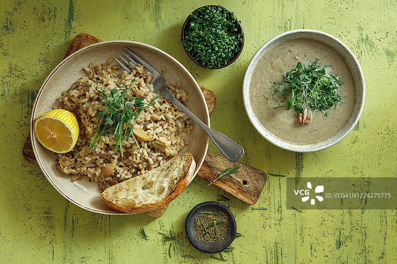 牛肝菌烩饭配野生蘑菇奶油汤图片素材