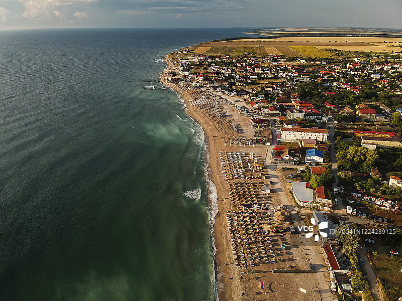 日出时分，罗马尼亚瓦马维奇黑海的沙滩和绿松石海景航拍图片素材