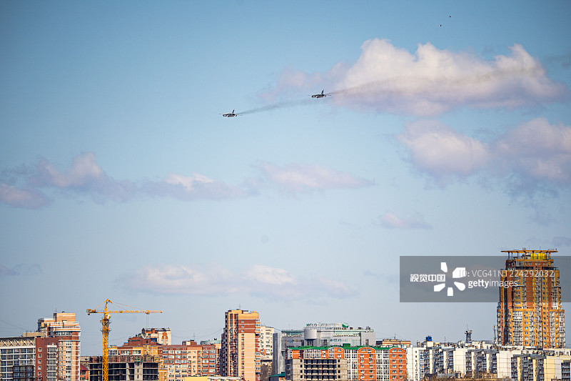 俄罗斯哈巴罗夫斯克胜利日阅兵：苏-24M2可变后掠翼前线轰炸机图片素材