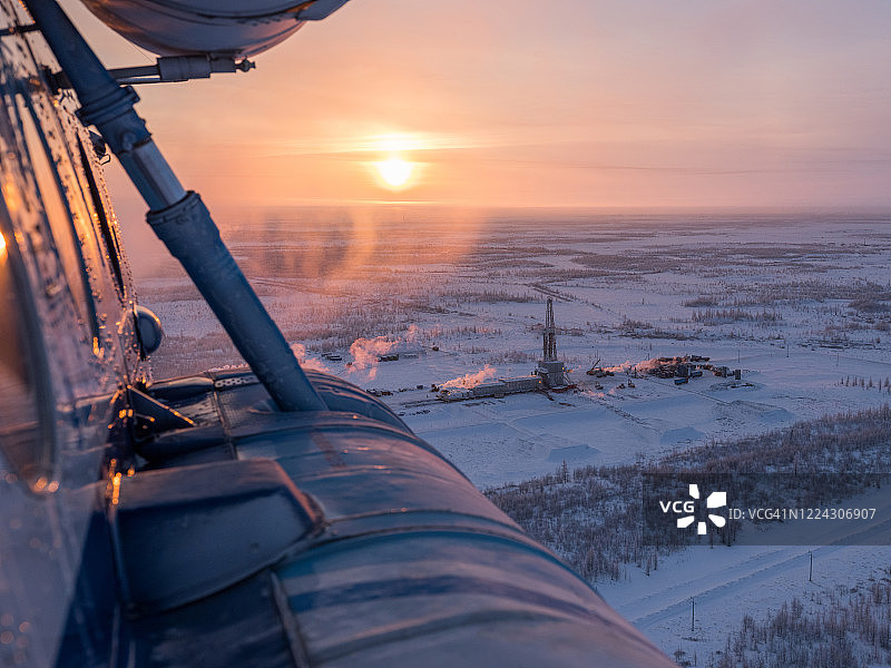 钻井平台的直升机视角图片素材