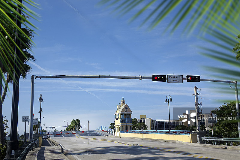 阳光明媚的蓝天下吊桥特写图片素材