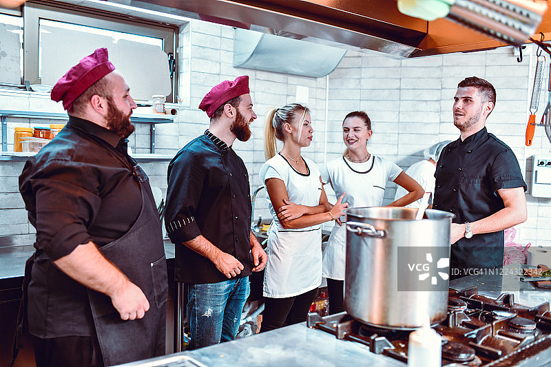 专业厨师在现代厨房里教授炖菜制作课程图片素材