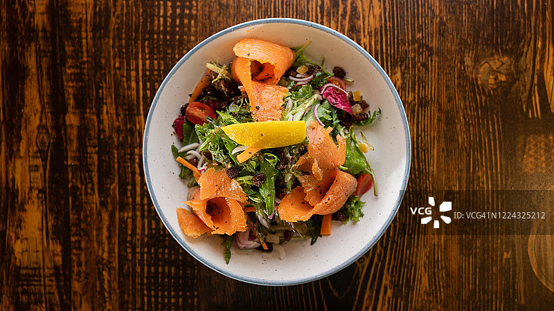 新鲜蔬菜烟熏三文鱼沙拉图片素材
