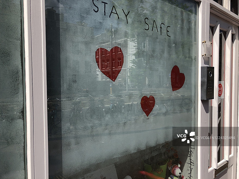 窗户上的“注意安全”字样图片素材