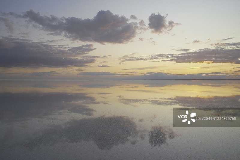 埃尔顿湖的静谧景象与镜像云彩图片素材