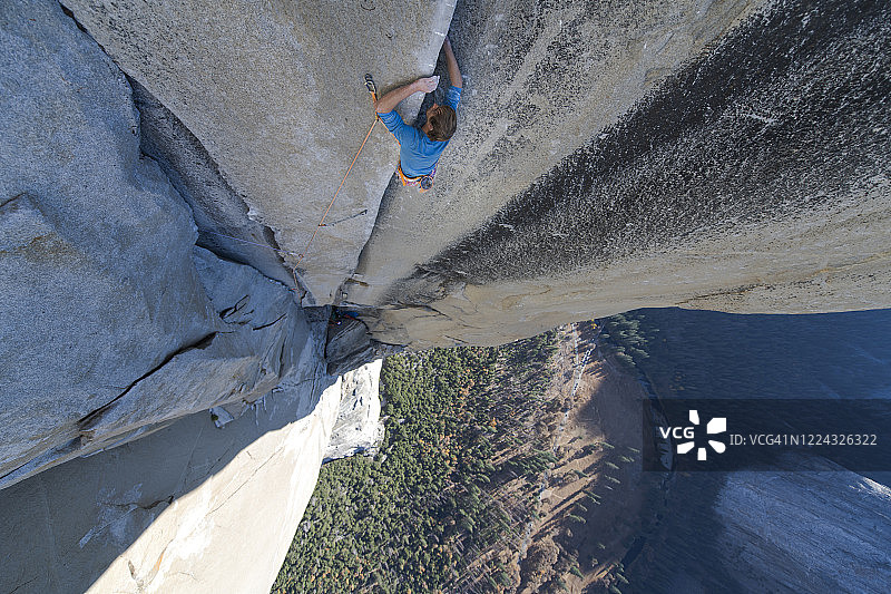 攀登者在优胜美地“鼻子”岩壁上奋力向上攀登图片素材