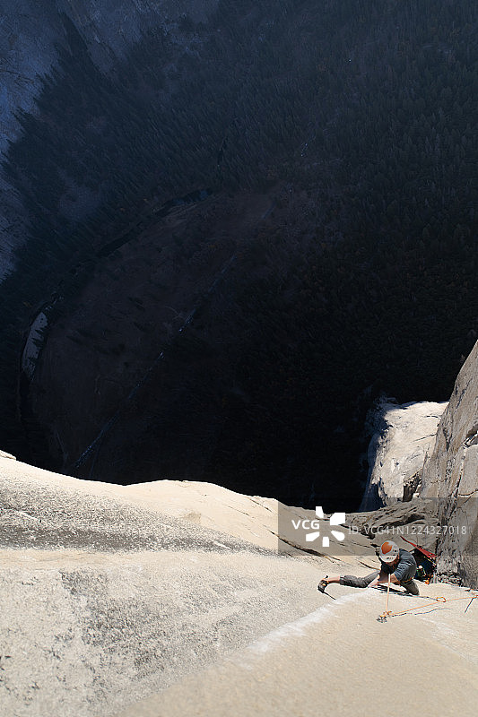 攀岩者在优胜美地酋长岩的鼻子上进行裂缝攀岩图片素材