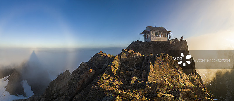 徒步者在北喀斯喀德山三指瞭望台外看日出图片素材