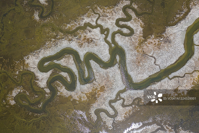 旧金山海湾湿地中奇异的绿色水道航拍图片素材