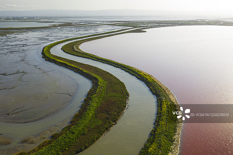 旧金山海湾盐沼池塘和溪流中的彩色水域航拍图片素材