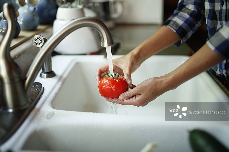女人清洗番茄的特写图片素材