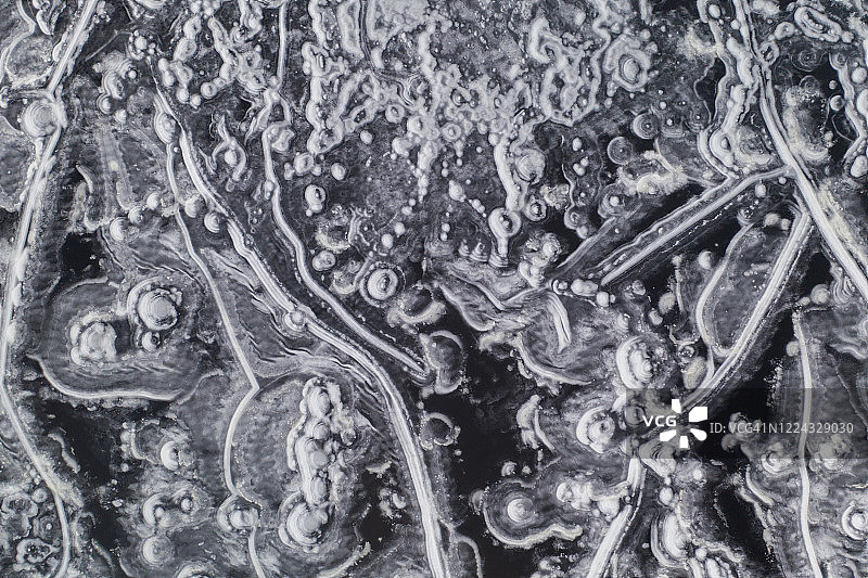 无人机拍摄的冰湖图案图片素材