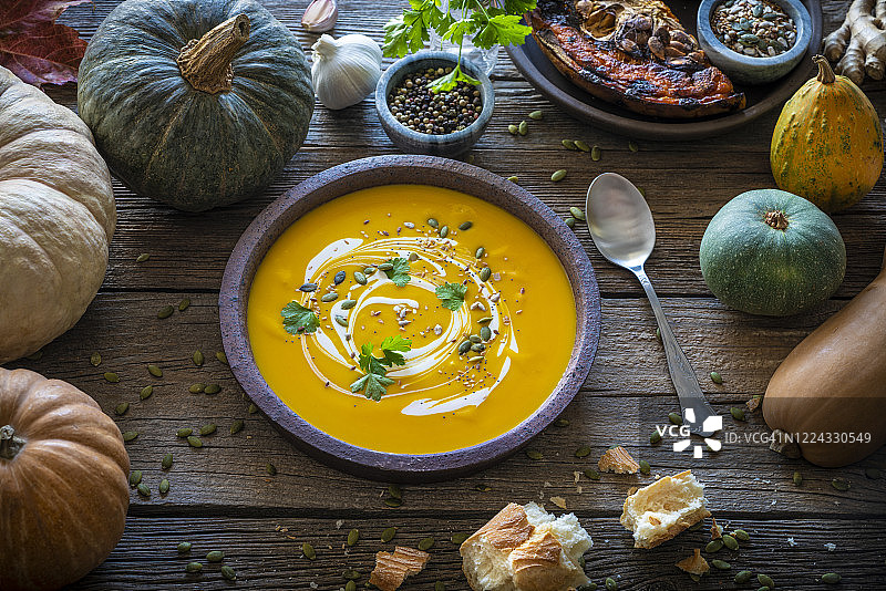 木板上的秋季南瓜汤和食材图片素材
