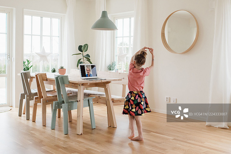 女孩在视频通话中为医院护士跳舞图片素材