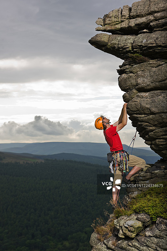 攀岩者在英国峰区悬崖上攀登图片素材