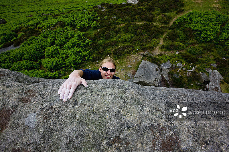 在峰区斯塔纳奇边缘完成攀登的登山者图片素材
