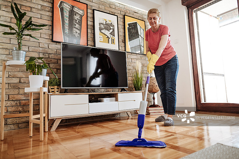 在客厅里拖地的女人图片素材