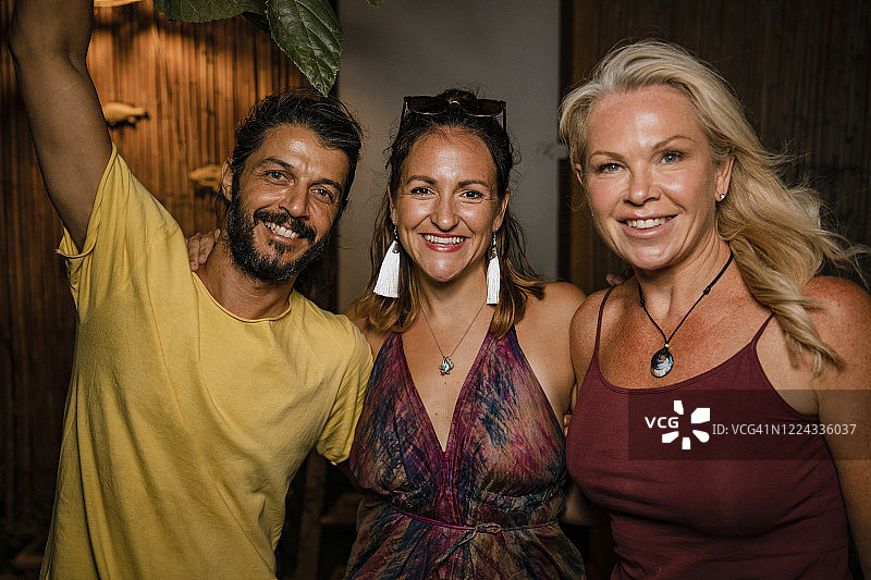 与朋友一起度假图片素材