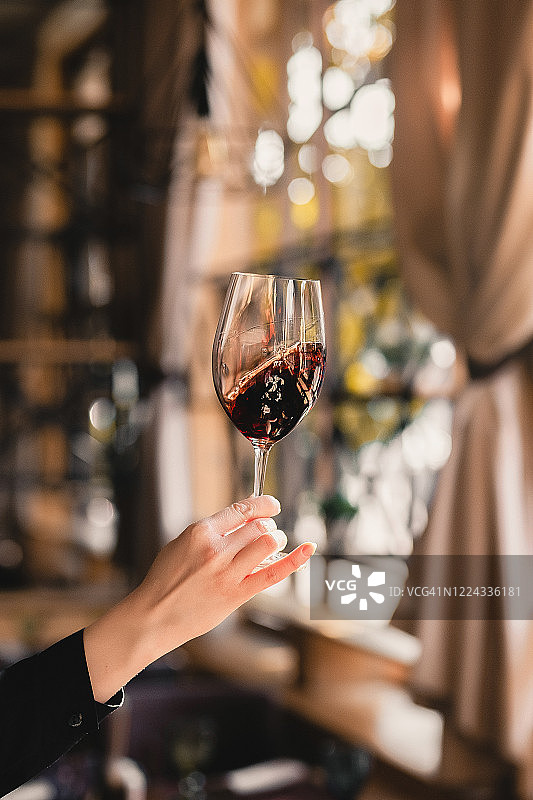 手中的红酒杯图片素材