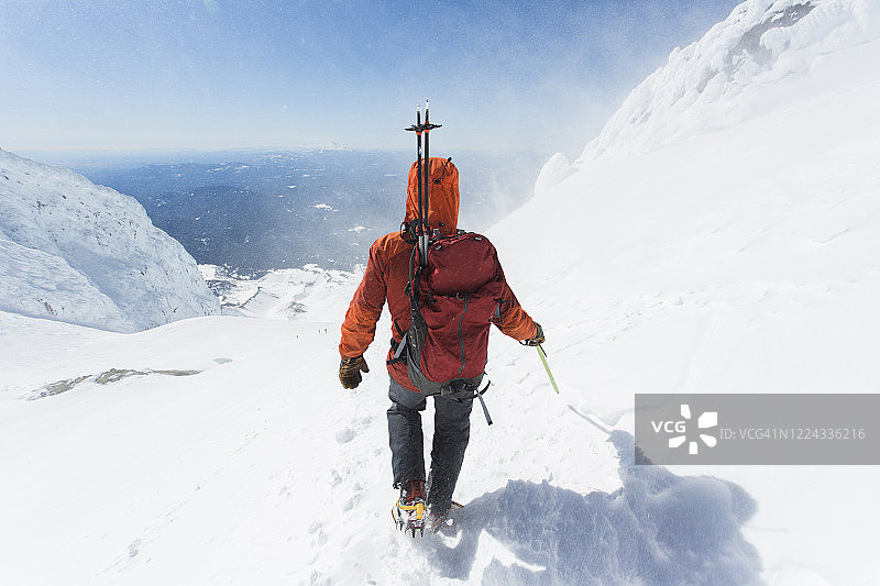 男子从俄勒冈州胡德山顶峰向下攀登图片素材