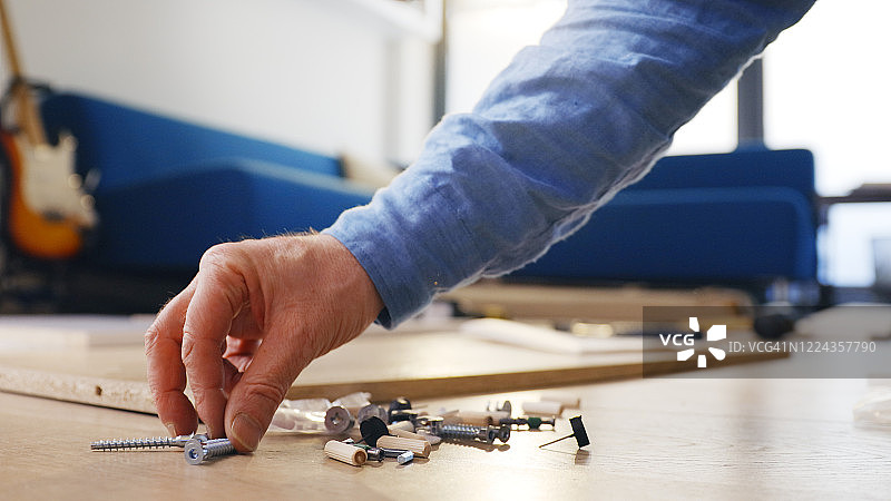 送货上门及平板包装组装图片素材