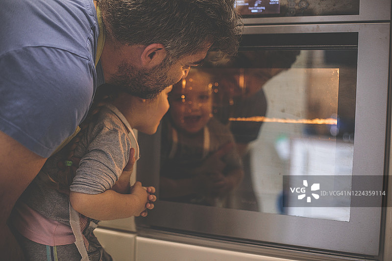 再等几分钟，食物就好了图片素材