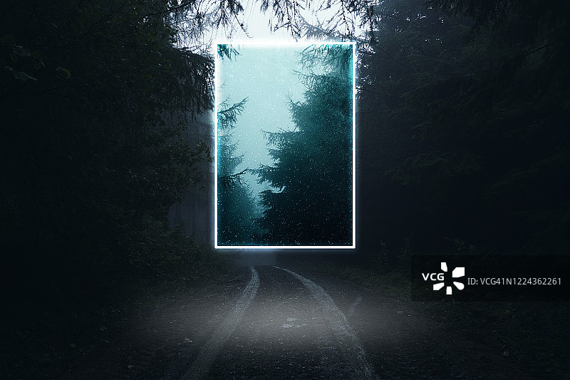 一个发光的传送门，漂浮在幽灵般的雾林中的轨道上方，科幻概念。图片素材