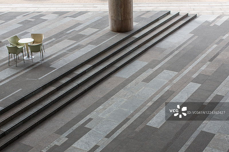 铺有方砖背景的桌子和四把椅子图片素材