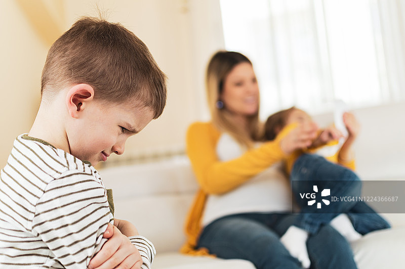 嫉妒的小男孩和怀孕的母亲图片素材