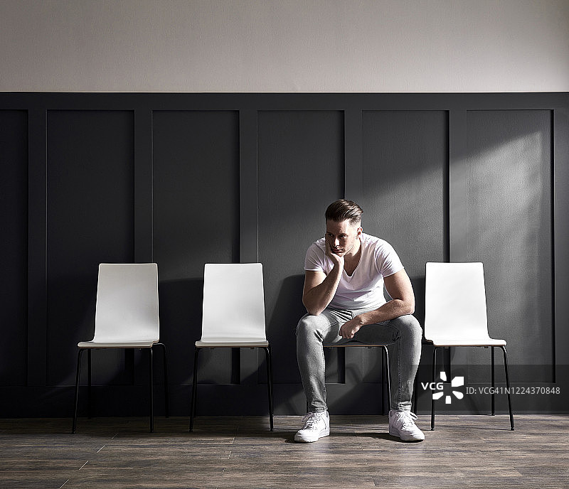 在候诊室等待的年轻男人图片素材