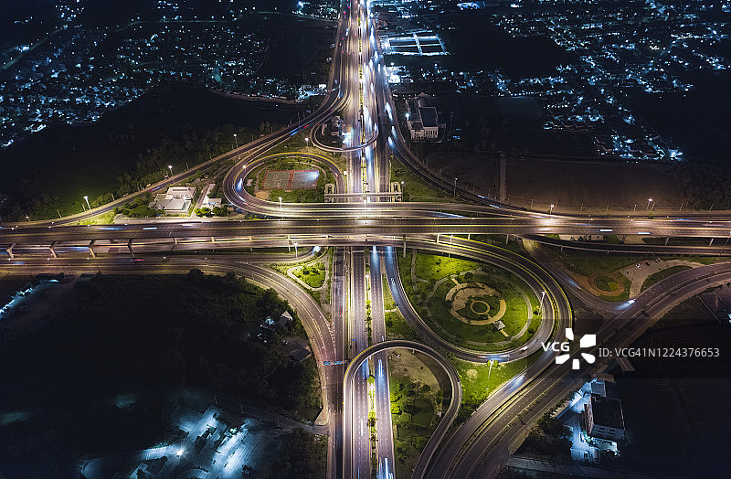 夜间高速公路环形交叉路口交通航拍俯视图图片素材