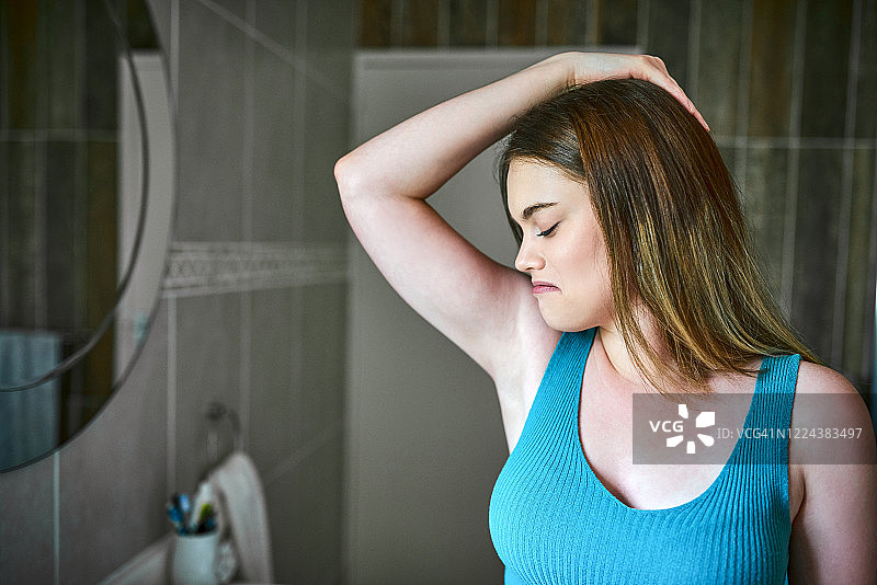 我确实需要洗个澡了图片素材