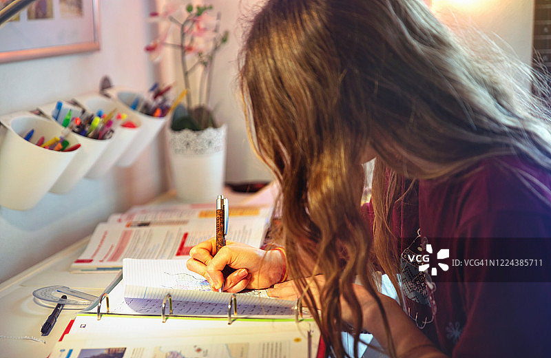 女孩在家中学习的手部特写图片素材