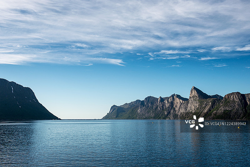 从海上看挪威海岸线图片素材