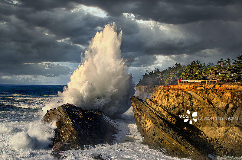 俄勒冈海岸沿线的海浪图片素材