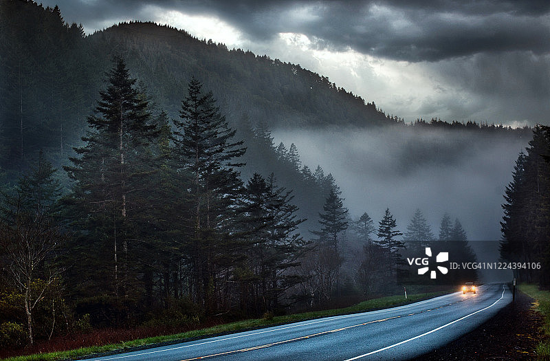 俄勒冈州的暴风雨公路图片素材