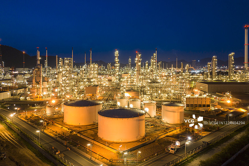 夜间炼油厂、化工和石油化工厂图片素材