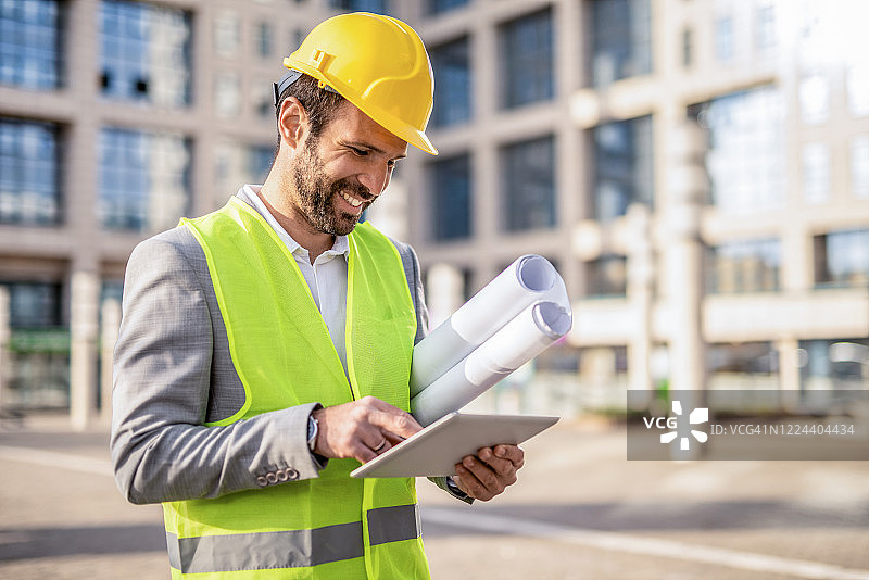 使用平板电脑的快乐工程师图片素材