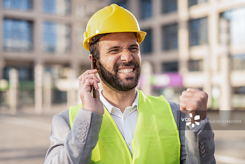 兴高采烈的工程师正在打电话图片素材