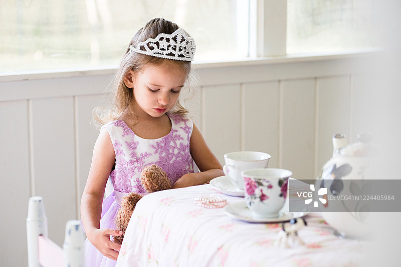 可爱的女孩享受茶会图片素材