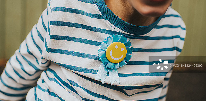 佩戴胸花的儿童图片素材