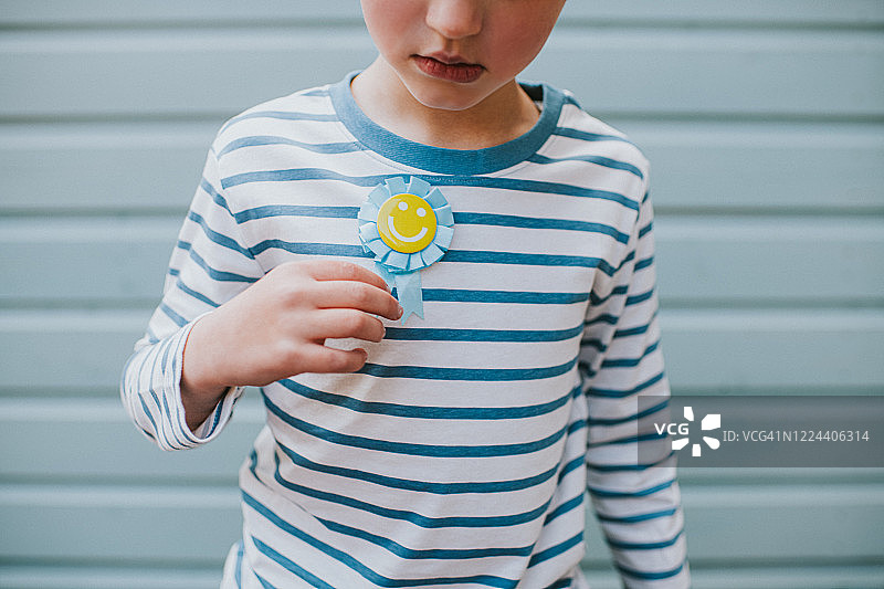 佩戴胸花的儿童图片素材