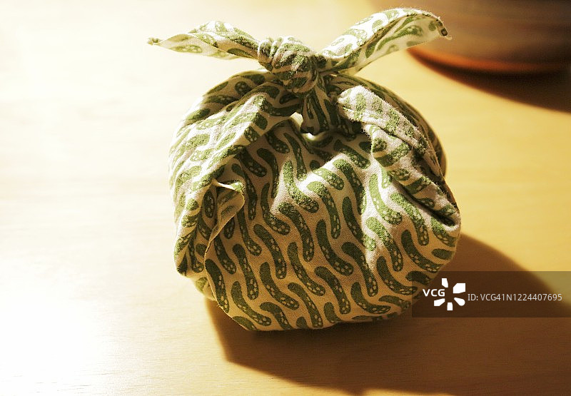 用“风吕敷”包裹的包裹图片素材