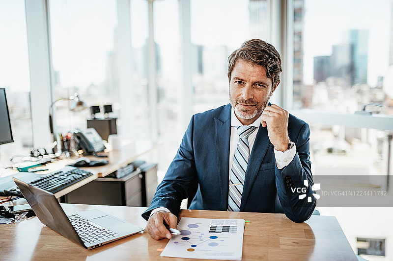 在办公室参加在线视频会议的中年CEO图片素材