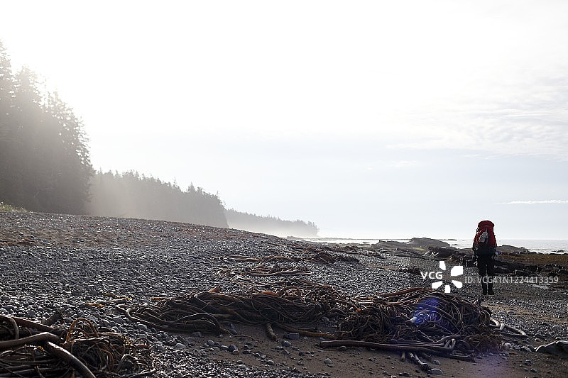 沿着海边徒步图片素材
