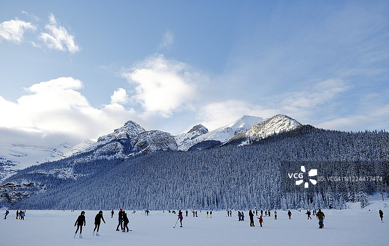 人们在路易斯湖滑冰图片素材