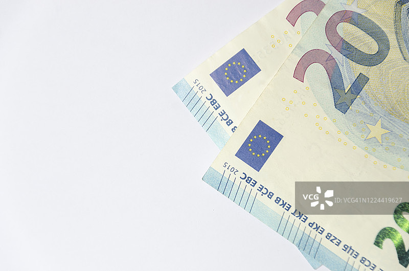 白色背景上的二十欧元纸币，带复制空间图片素材