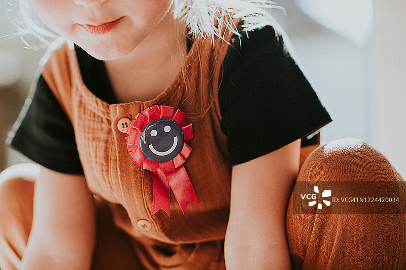 佩戴胸花的儿童图片素材